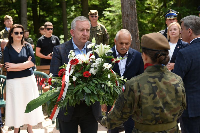symboliczne złożenie wieńcy  