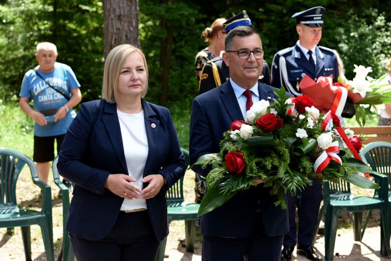 symboliczne złożenie wieńcy 