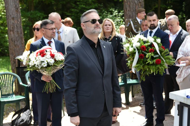symboliczne złożenie wieńcy 