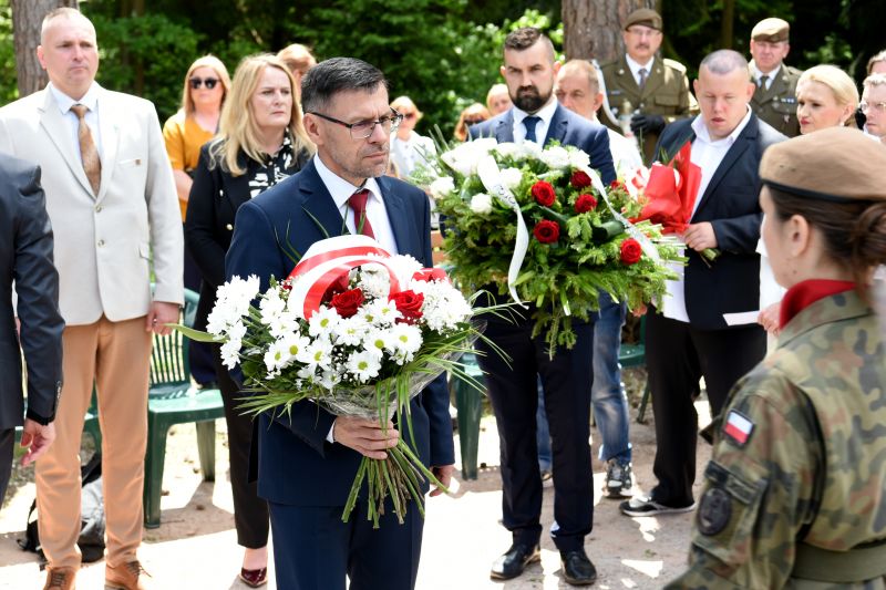 symboliczne złożenie wieńcy 
