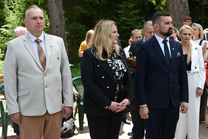 symboliczne złożenie wieńcy 