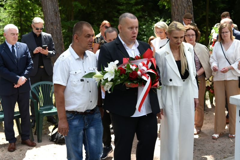 symboliczne złożenie wieńcy 