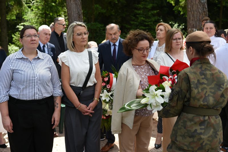 symboliczne złożenie wieńcy 