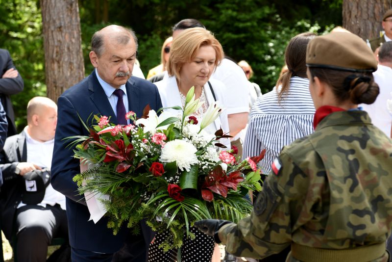 symboliczne złożenie wieńcy 