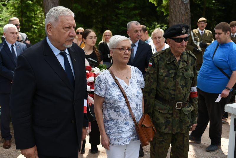 symboliczne złożenie wieńcy 