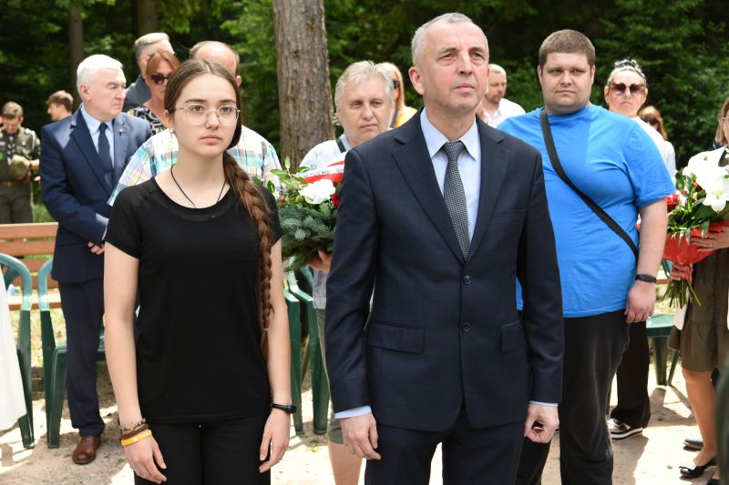 symboliczne złożenie wieńcy 