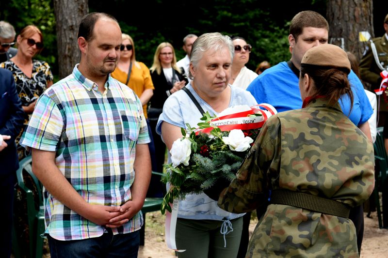 symboliczne złożenie wieńcy 