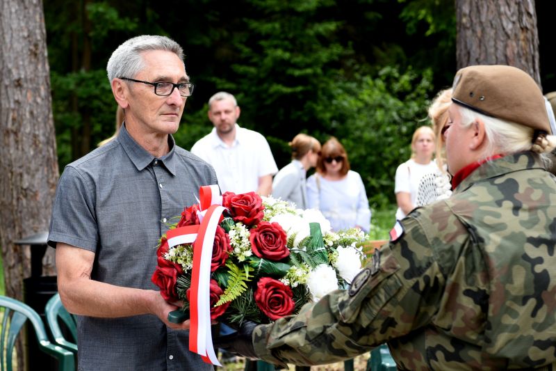symboliczne złożenie wieńcy 