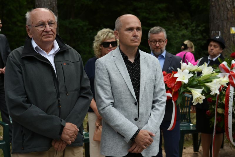 symboliczne złożenie wieńcy 