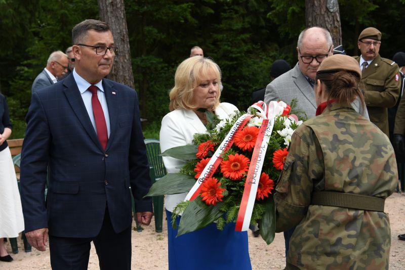 symboliczne złożenie wieńcy 