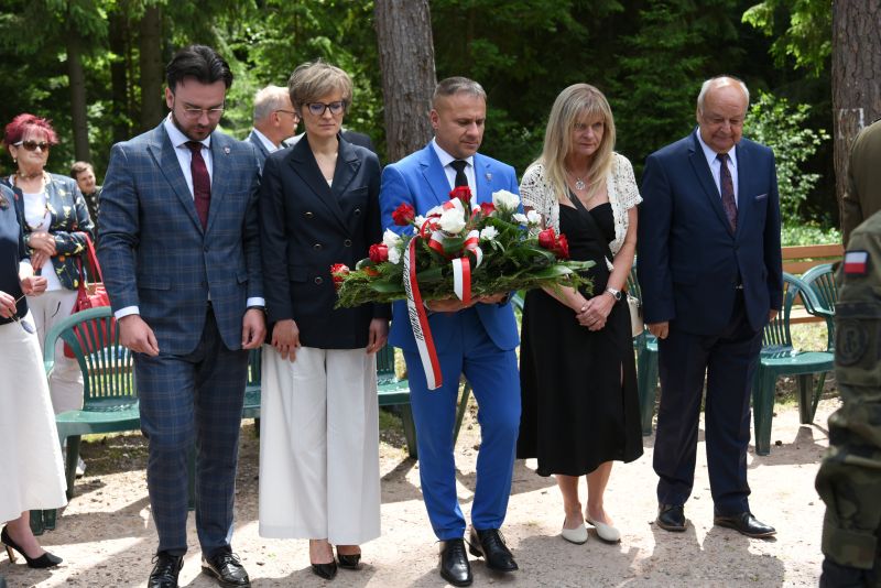symboliczne złożenie wieńcy 