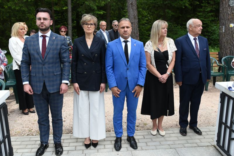 symboliczne złożenie wieńcy 