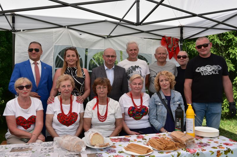 przedstawiciele samorządu powiatu skarżyskiego i KGW Łącznianie