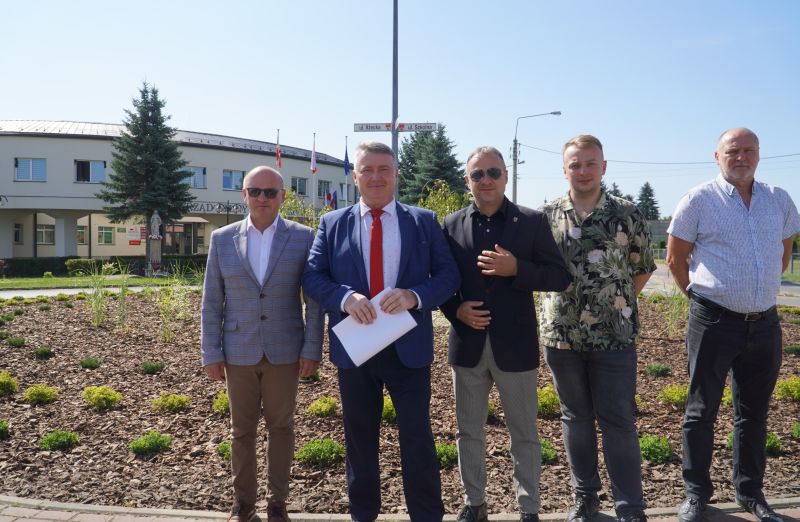 władze powiatu skarżyskiego i gminy Skarżysko Kościelne przy zagospodarowanym rondzie u zbiegu ulic powiatowych  