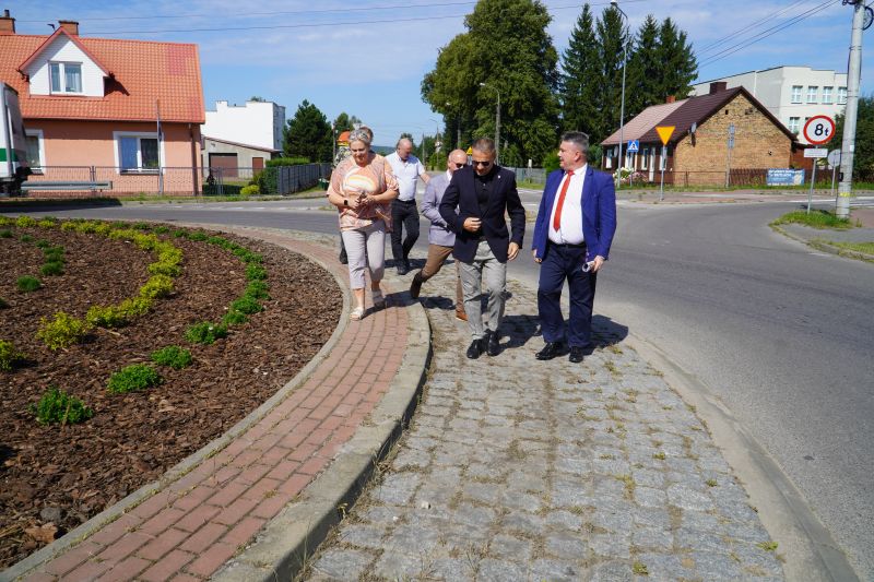 nowo zagospodarowane rondo w Skarżysku Kościelnym - wizyta władz 