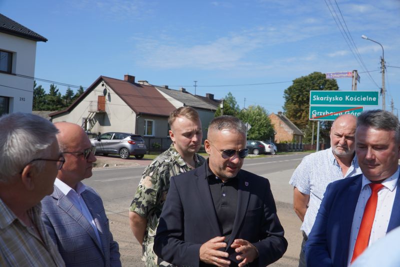 wizyta na wyremontowanym chodniku w Grzybowej Górze 