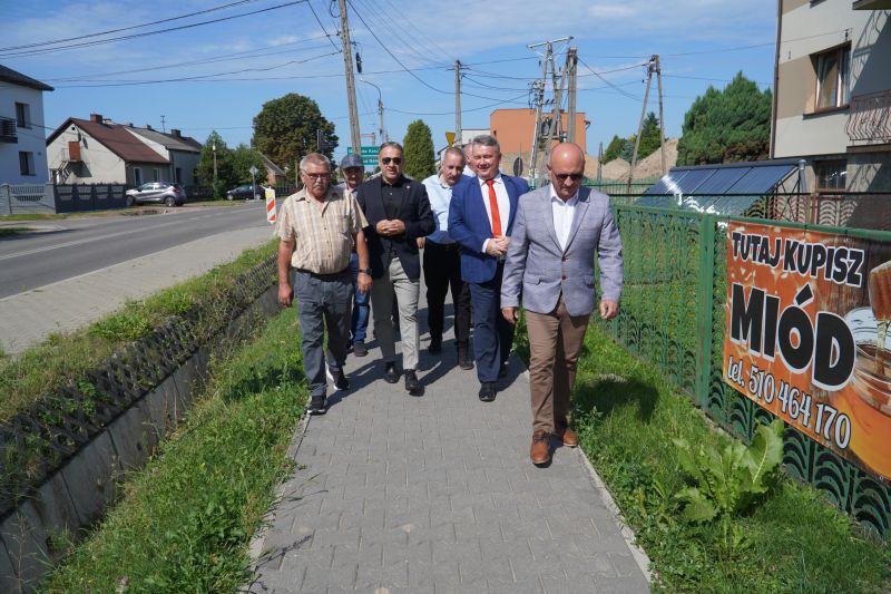 wizyta na wyremontowanym chodniku w Grzybowej Górze 