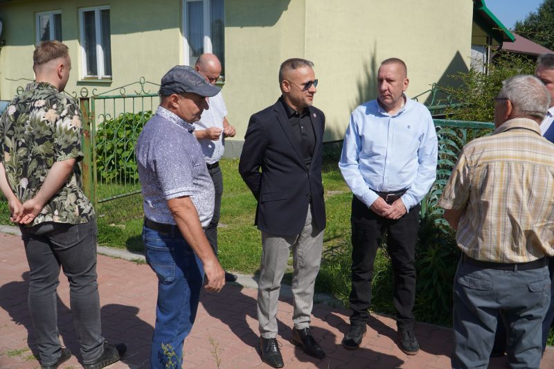 wizyta na wyremontowanym chodniku w Grzybowej Górze 