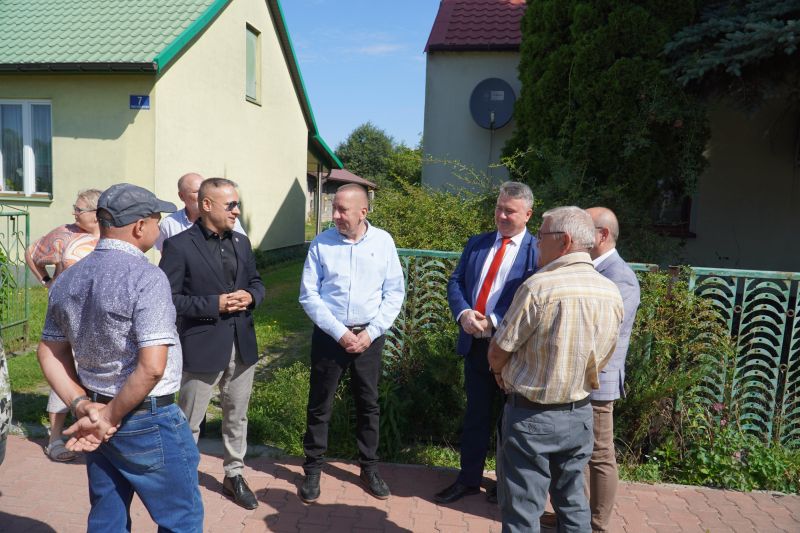 wizyta na wyremontowanym chodniku w Grzybowej Górze 