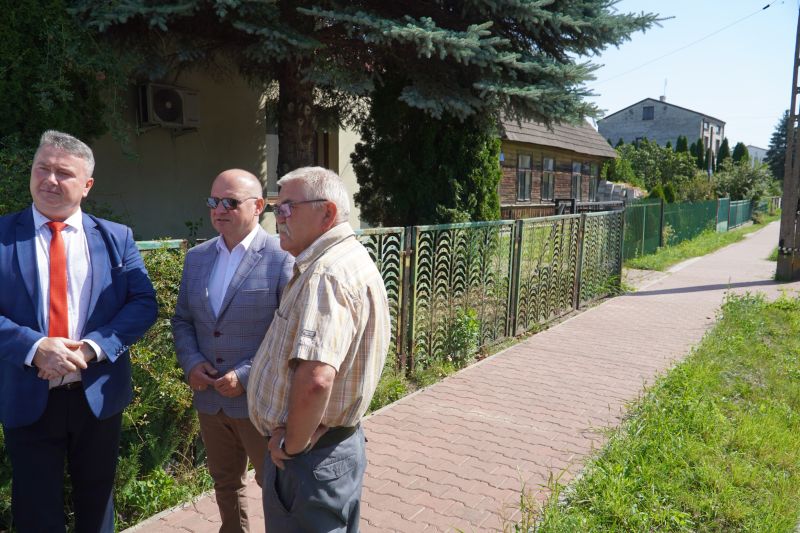wizyta na wyremontowanym chodniku w Grzybowej Górze 