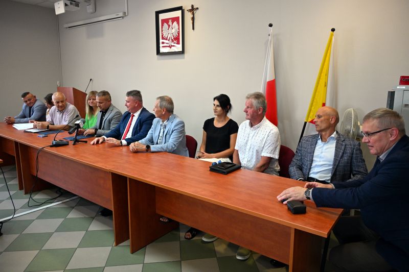 podpisanie-umowy-na-rozbudowe-drogi-Majkow-Michalow-11.JPG