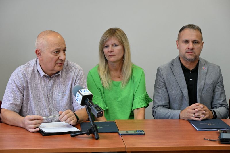 podpisanie-umowy-na-rozbudowe-drogi-Majkow-Michalow-2.JPG