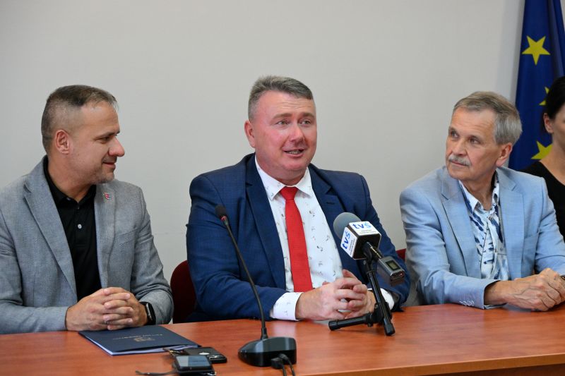 podpisanie-umowy-na-rozbudowe-drogi-Majkow-Michalow-3.JPG