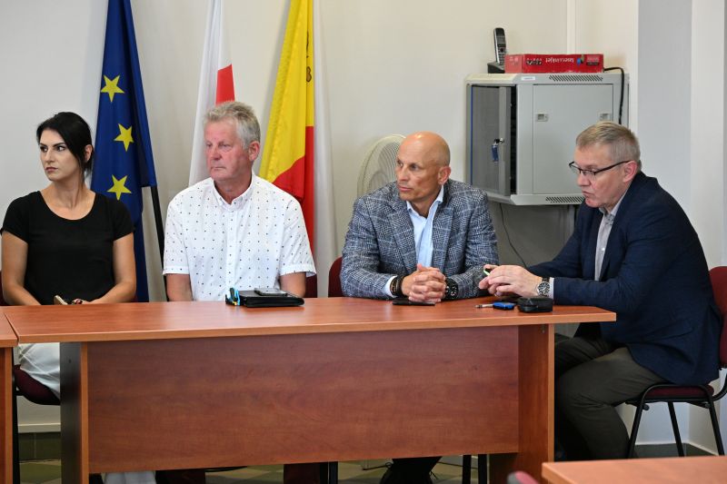 podpisanie-umowy-na-rozbudowe-drogi-Majkow-Michalow-4.JPG