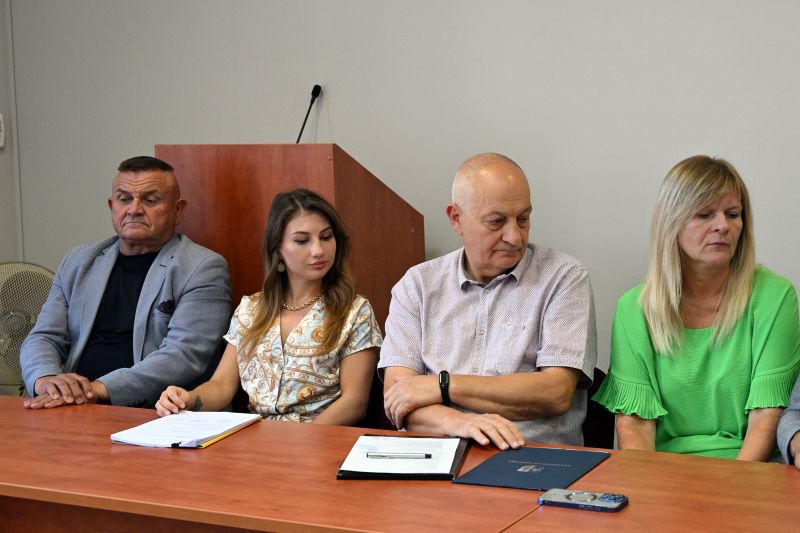 podpisanie-umowy-na-rozbudowe-drogi-Majkow-Michalow-6.JPG