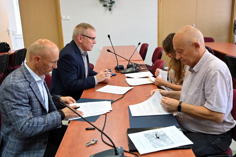 podpisanie-umowy-na-rozbudowe-drogi-Majkow-Michalow-7.JPG