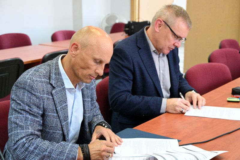 podpisanie-umowy-na-rozbudowe-drogi-Majkow-Michalow-8.JPG