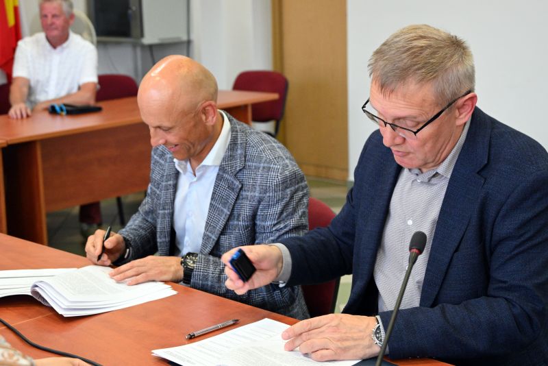 podpisanie-umowy-na-rozbudowe-drogi-Majkow-Michalow-9.JPG
