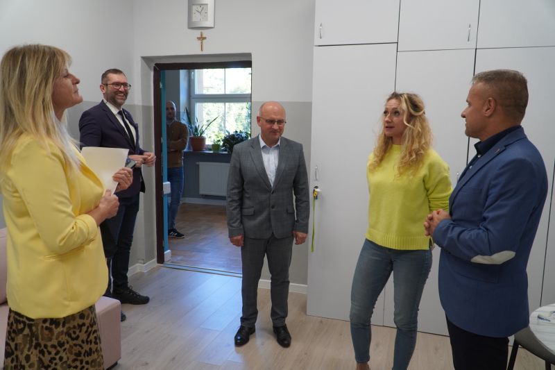 odnowiony korytarz w ZPEW i kolejne udogodnienia dla uczniów z niepełnosprawnościami – inwestycja zrealizowana dzięki wsparciu PFRON