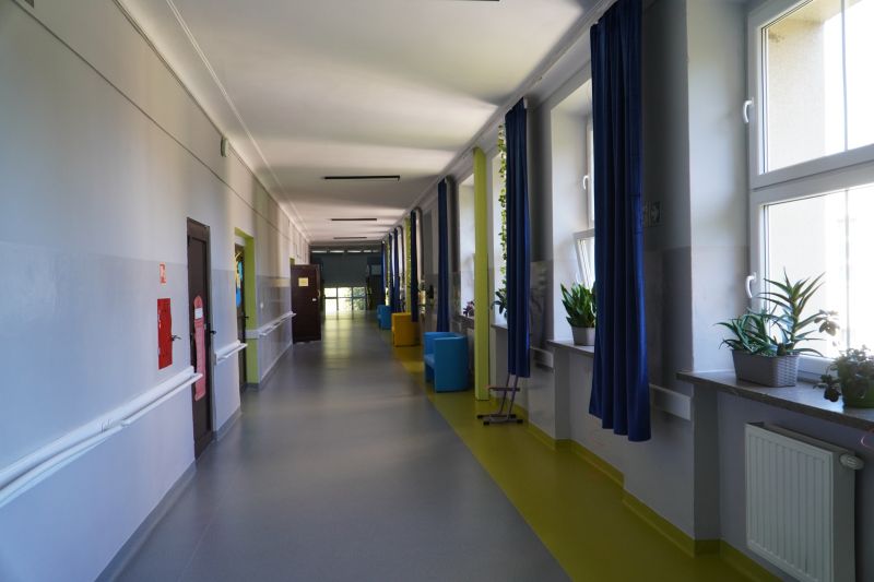 odnowiony korytarz w ZPEW i kolejne udogodnienia dla uczniów z niepełnosprawnościami – inwestycja zrealizowana dzięki wsparciu PFRON