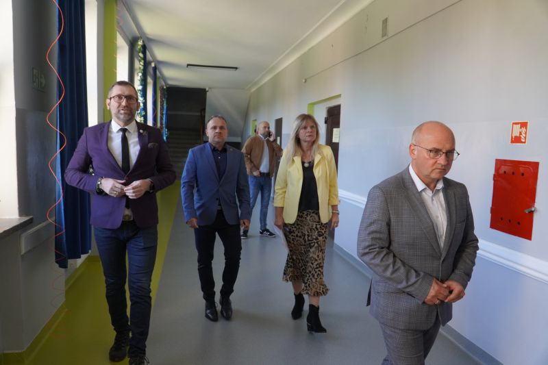 odnowiony korytarz w ZPEW i kolejne udogodnienia dla uczniów z niepełnosprawnościami – inwestycja zrealizowana dzięki wsparciu PFRON