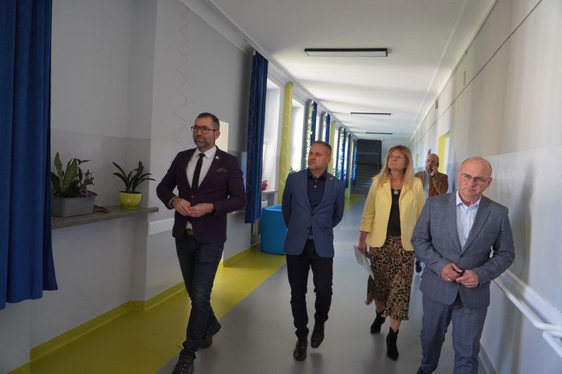 odnowiony korytarz w ZPEW i kolejne udogodnienia dla uczniów z niepełnosprawnościami – inwestycja zrealizowana dzięki wsparciu PFRON