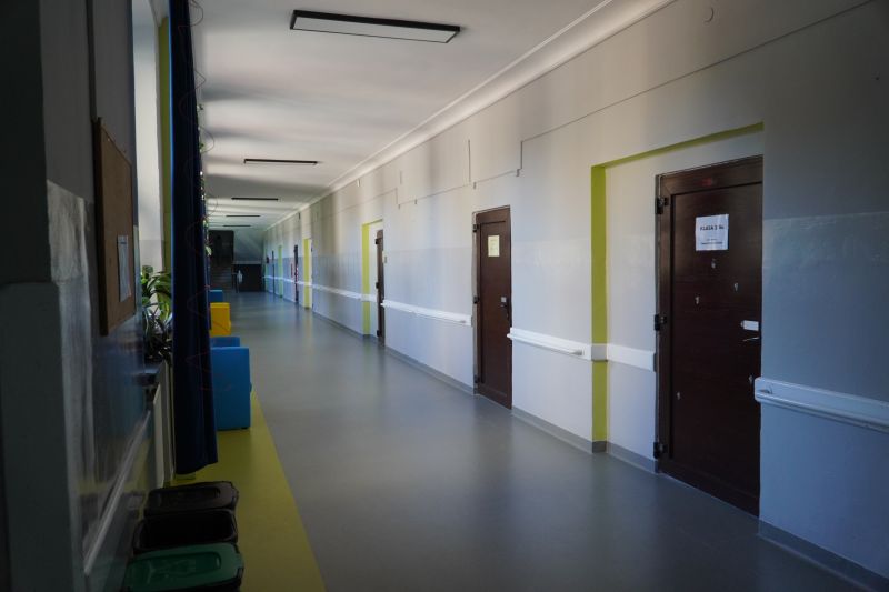 odnowiony korytarz w ZPEW i kolejne udogodnienia dla uczniów z niepełnosprawnościami – inwestycja zrealizowana dzięki wsparciu PFRON