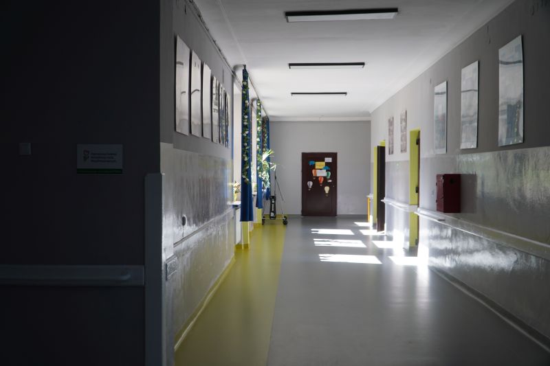 odnowiony korytarz w ZPEW i kolejne udogodnienia dla uczniów z niepełnosprawnościami – inwestycja zrealizowana dzięki wsparciu PFRON