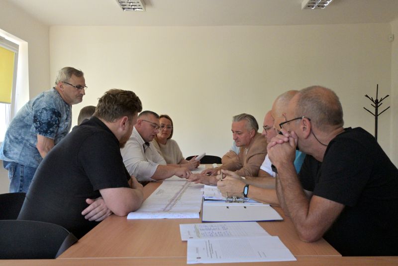 spotkanie w sprawie rozbudowy drogi w miejscowości Kamionki