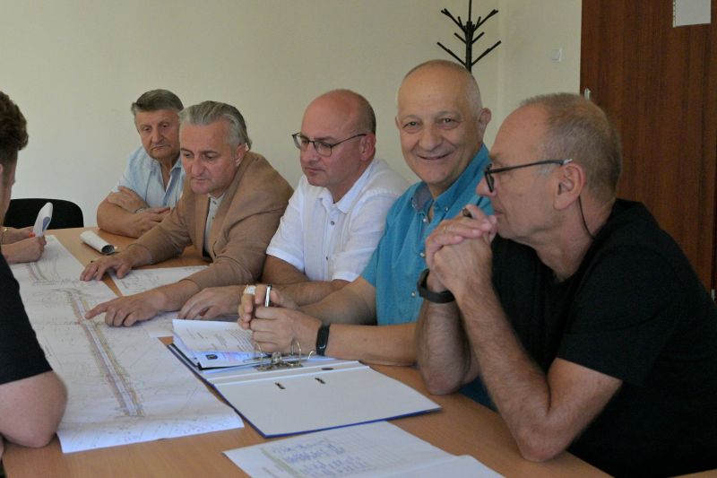 spotkanie w sprawie rozbudowy drogi w miejscowości Kamionki