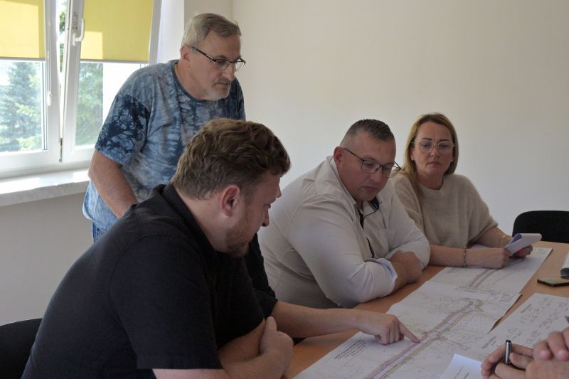 spotkanie w sprawie rozbudowy drogi w miejscowości Kamionki
