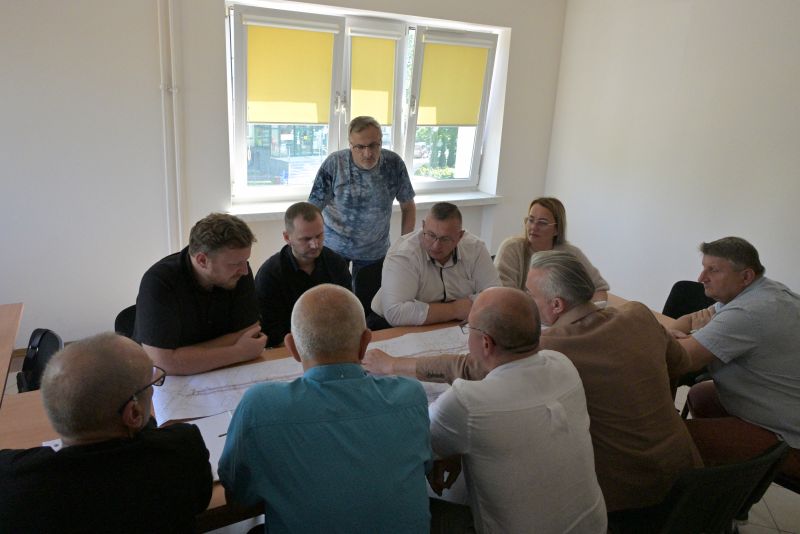 spotkanie w sprawie rozbudowy drogi w miejscowości Kamionki