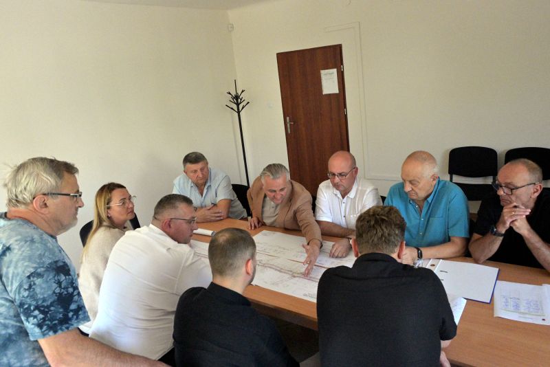 spotkanie w sprawie rozbudowy drogi w miejscowości Kamionki