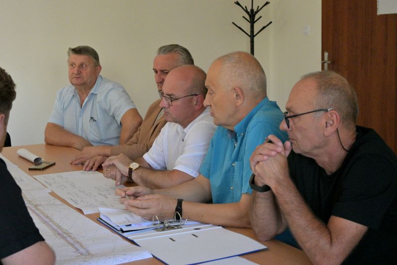 spotkanie w sprawie rozbudowy drogi w miejscowości Kamionki
