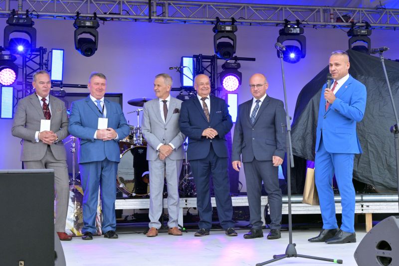 przedstawiciele zarządu powiatu i Jacek Bryzik