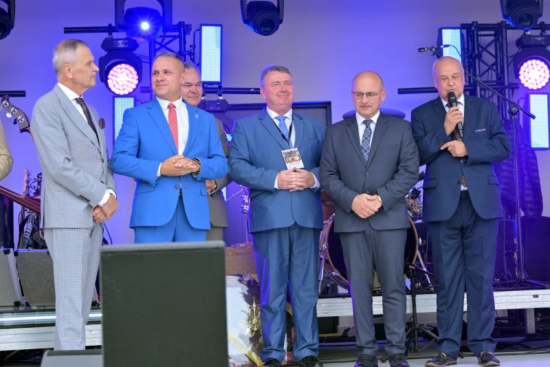 przedstawiciele zarządu powiatu i Jacek Bryzik