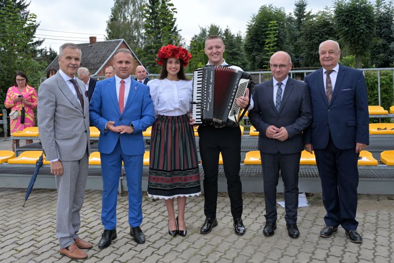 przedstawiciele zarządu powiatu i Duet Folk