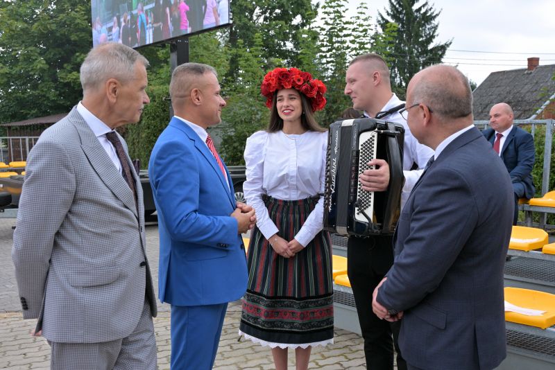 przedstawiciele zarządu powiatu i Duet Folk