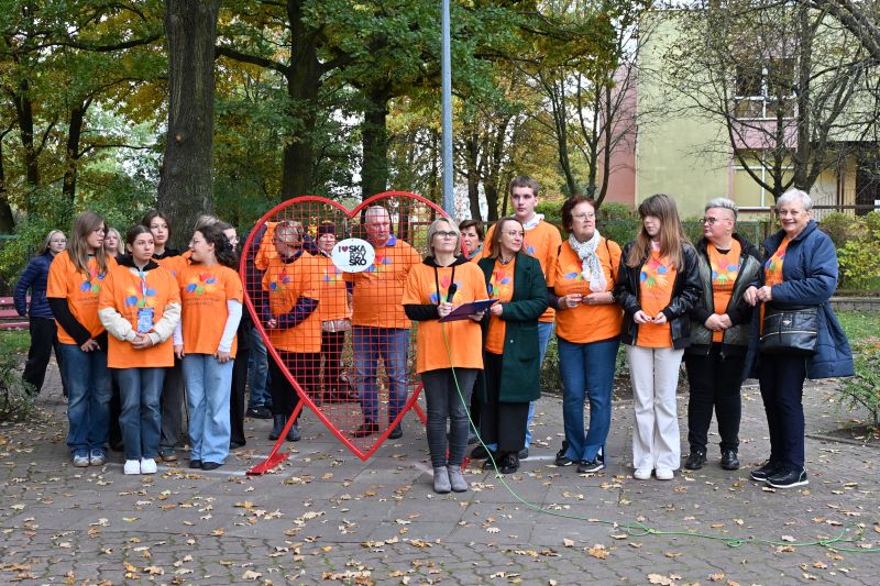 wolontariusze przy serduszku
