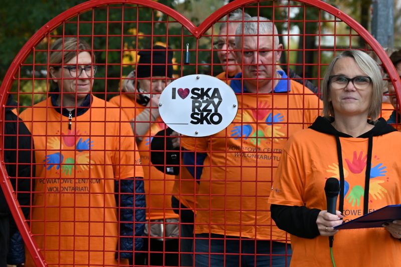 wolontariusze przy serduszku